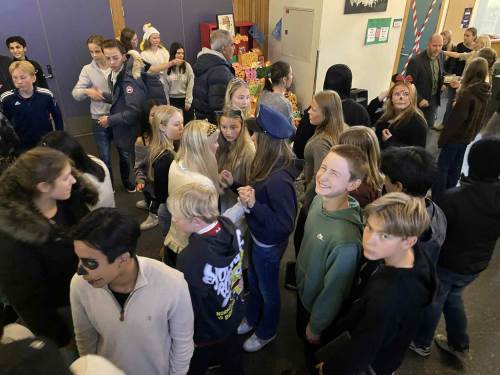 Hele ungdomsskolen deltok i feiringen. Musikk, kunst, mat og livlig prat fylte vrimlehallen.